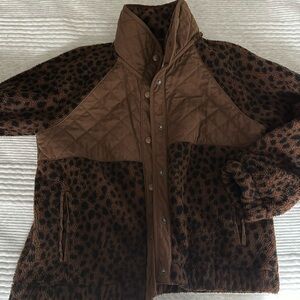 Wonderful leopard print cozy Abercrombie jacket with button closure and pockets